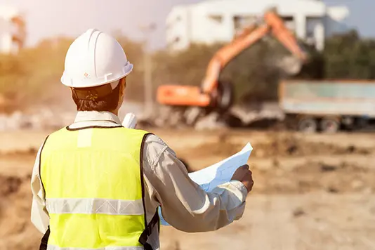 Mann auf Baustelle