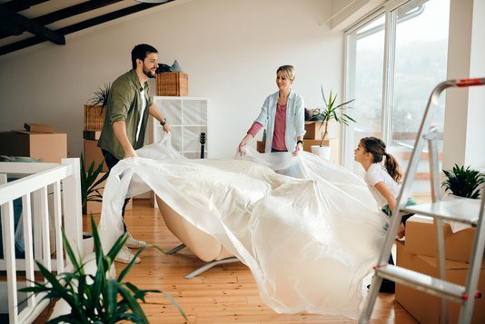 familie-29-umzug-haus-wohnung-kartons-22 Familie beim Umzug