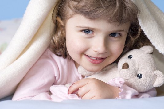 Fotolia_6850383_Subscription_XL Kind mit Kuscheltier unter einer Decke